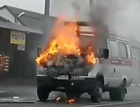 Автомобиль «скорой помощи» загорелся на перекрестке на Ставрополье. Видео